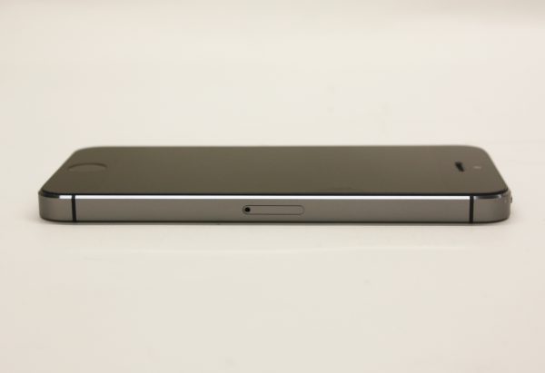 Apple iPhone 5s 16GB Network Unlocked Space Grey A1533 ME341LL/A