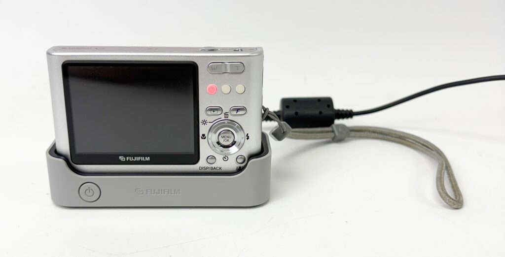 FUJIFILM FinePix Z3 Pink 5.1MP 3x Optical Zoom Digital Camera Dock 1GB - Image 2