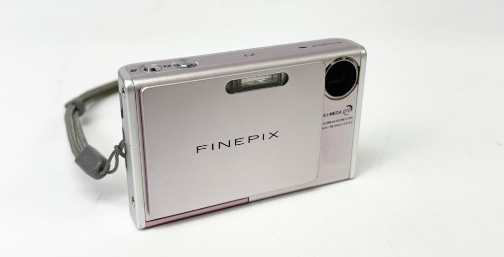 FUJIFILM FinePix Z3 Pink 5.1MP 3x Optical Zoom Digital Camera Dock 1GB - Image 3